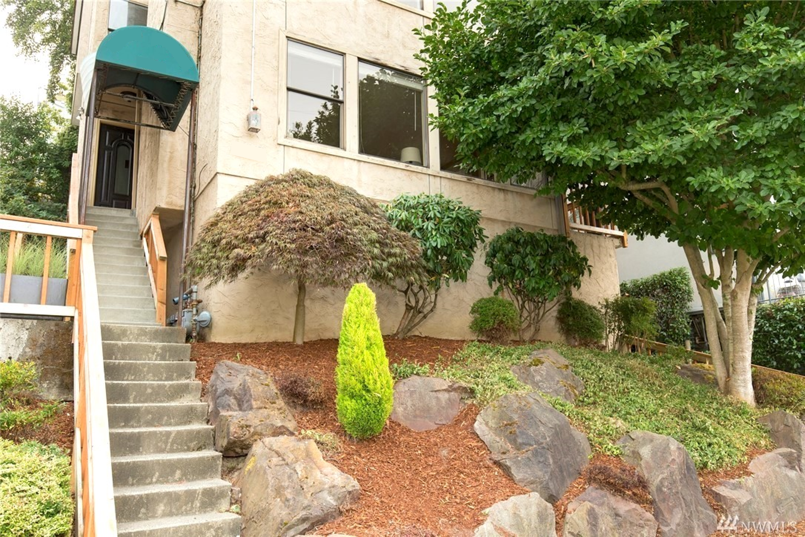 Luxurious Queen Anne Condo For Rent